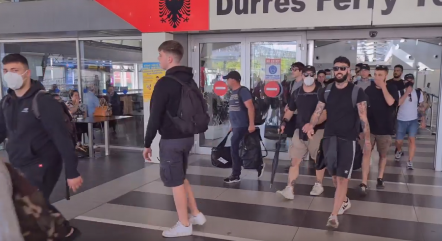 Ndeshja sot, mberrijne dy tragetet nga Bari me 1100 tifoze te Romes